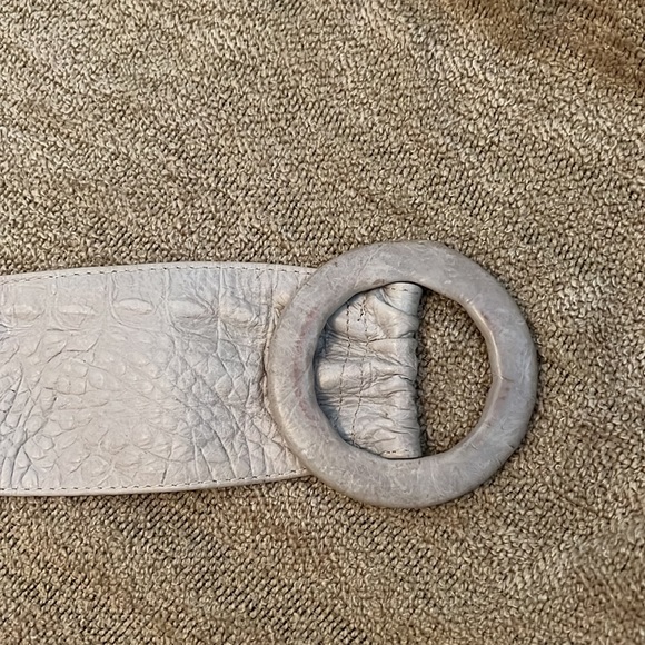 Cream leather belt, gently used, from United Colors of Benetton. Fits all sizes. - Picture 3 of 6